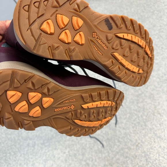 Like New COLUMBIA WOMEN’s NEWTON RIDGE mid ankle Maroon Hiking Boots- size 10 - Picture 4 of 5